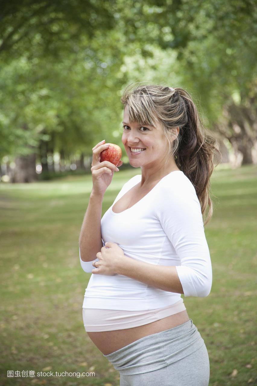 孕妇在公园吃苹果
