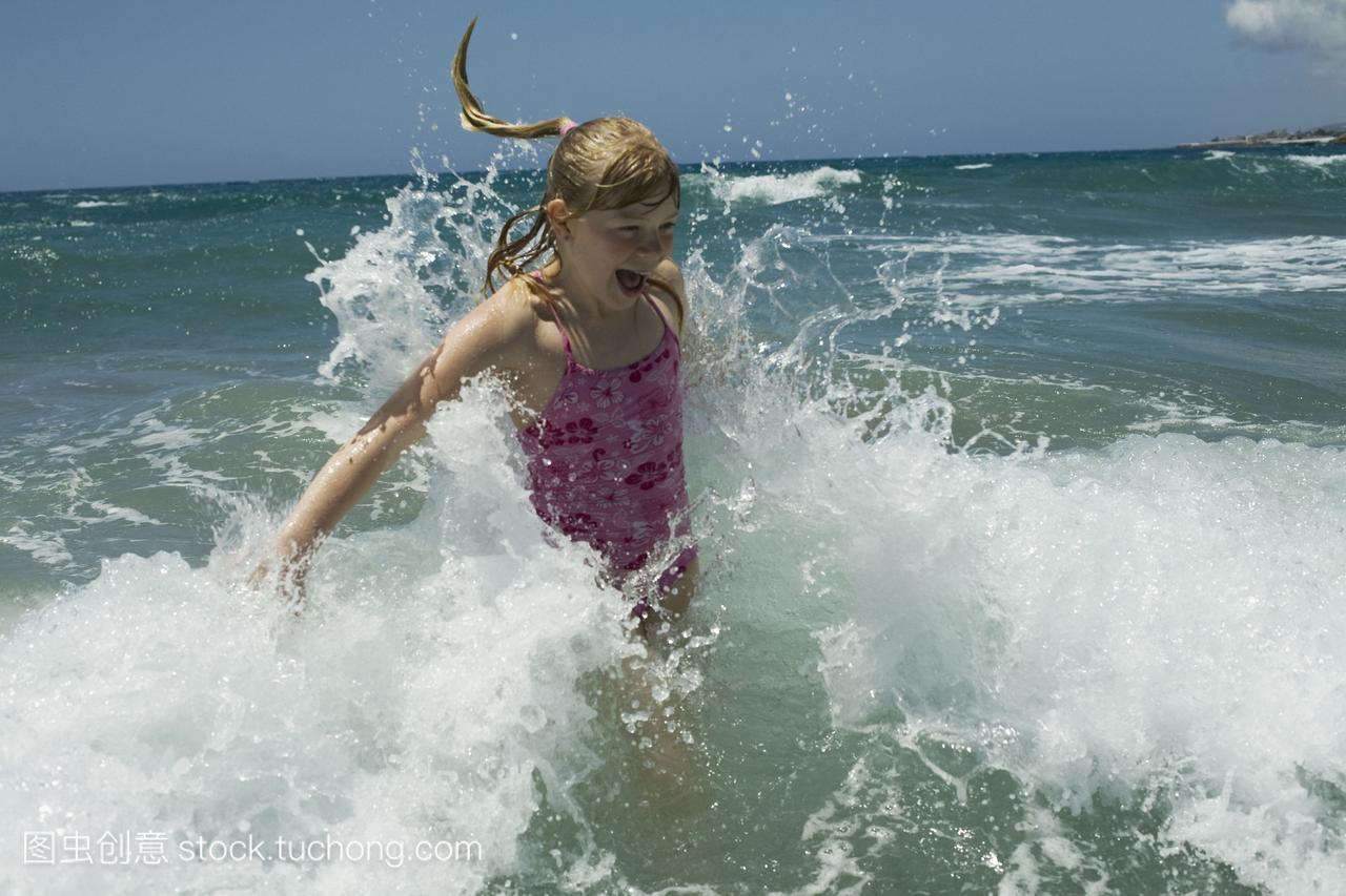 一个北欧女孩在海中洗澡,希腊。