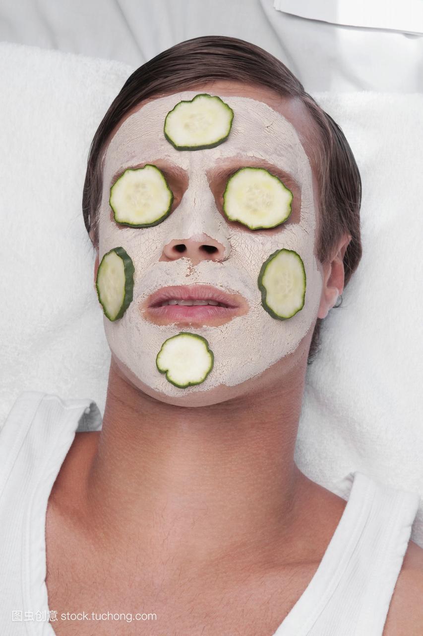 黄瓜片贴在男人的脸上