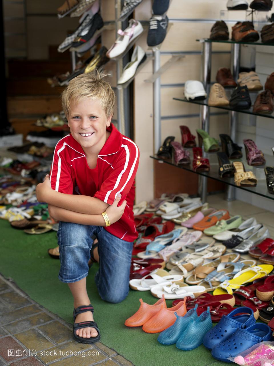 男孩在鞋店,土耳其。