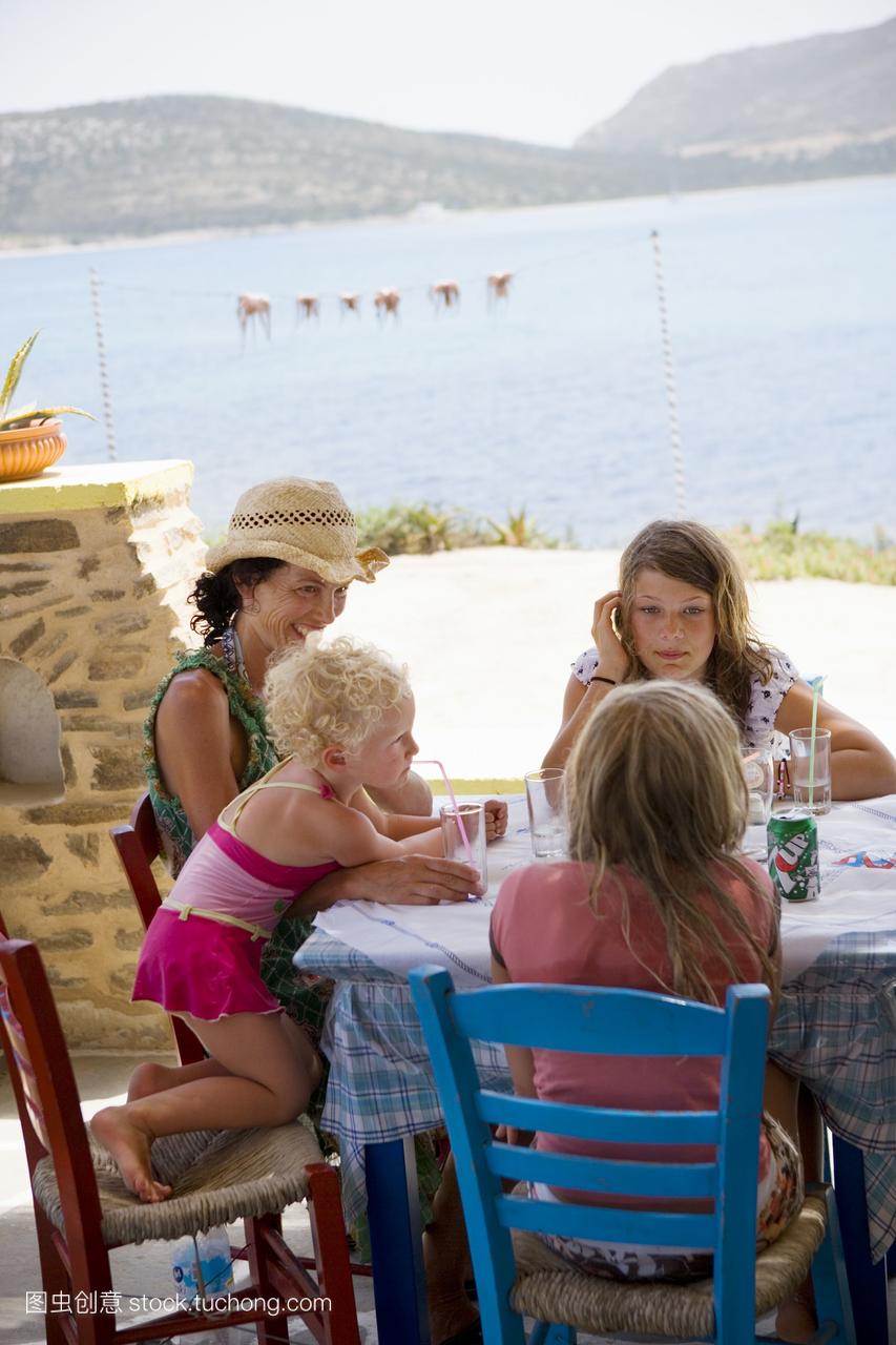 北欧家庭共进午餐希腊。