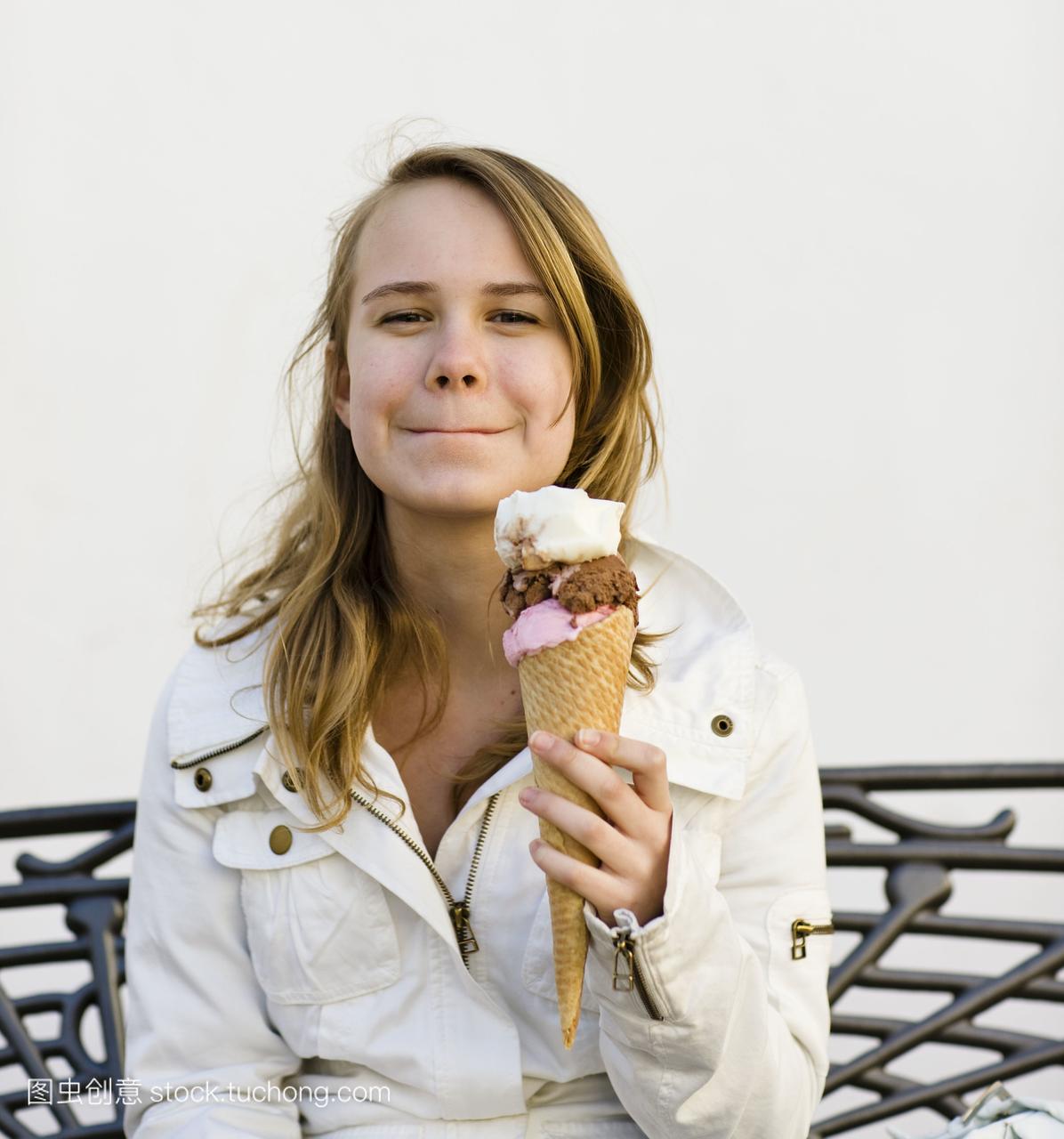 西班牙,安达卢西亚,一个吃冰淇淋的女孩。