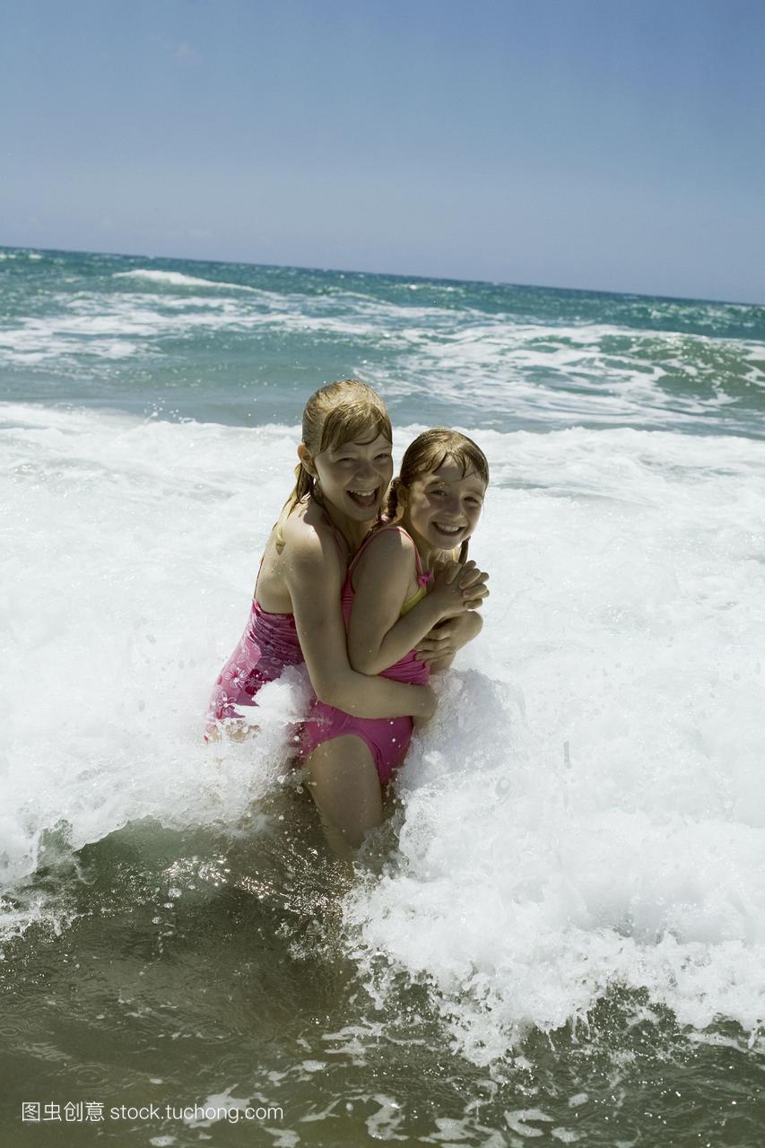两个北欧女孩在希腊海边洗澡。