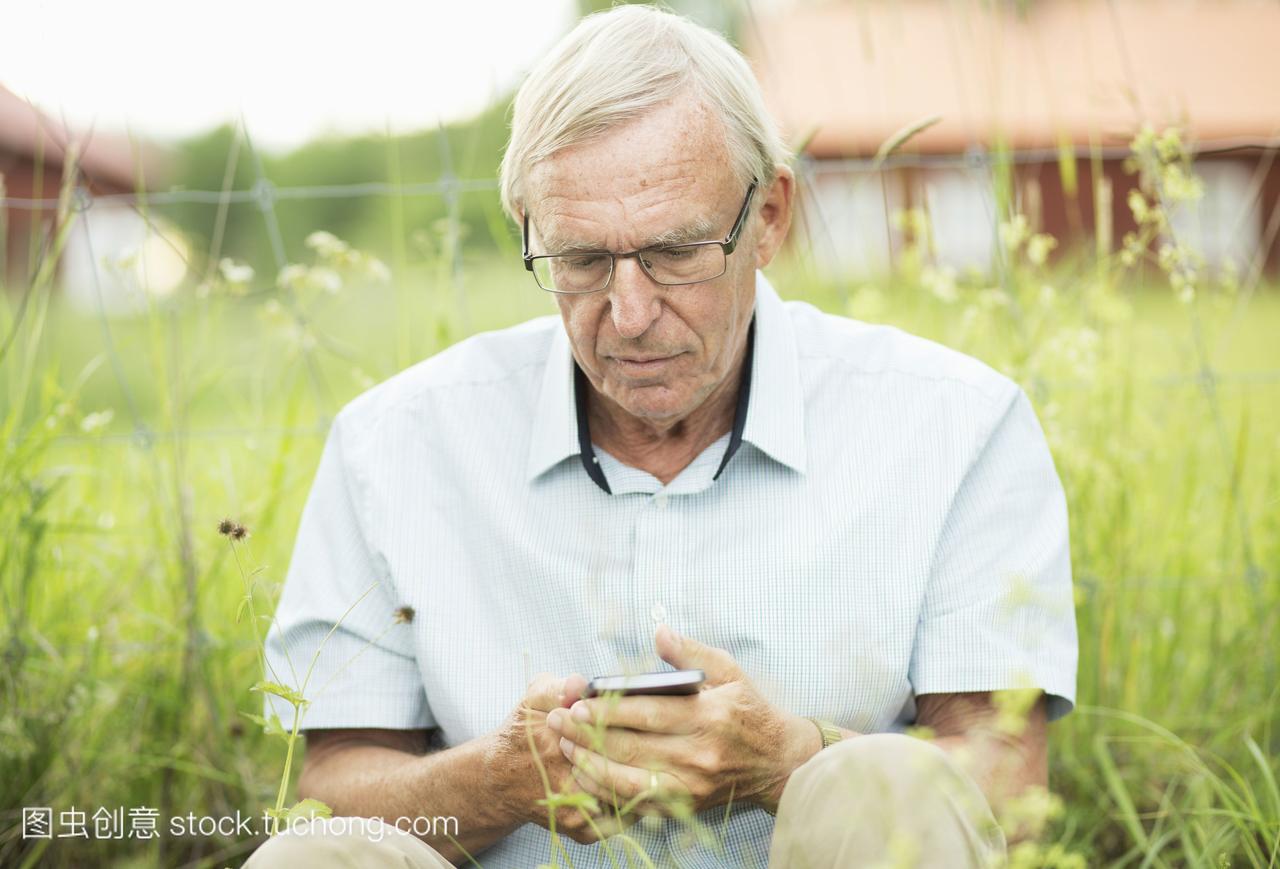 坐在院子里的手机老人发短信