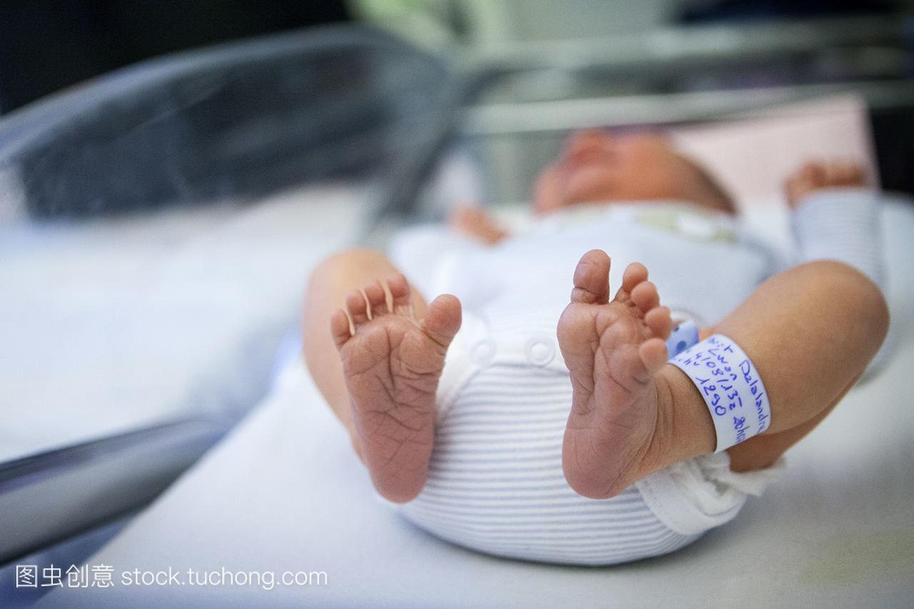 2天出生的婴儿。脚踝脚专注