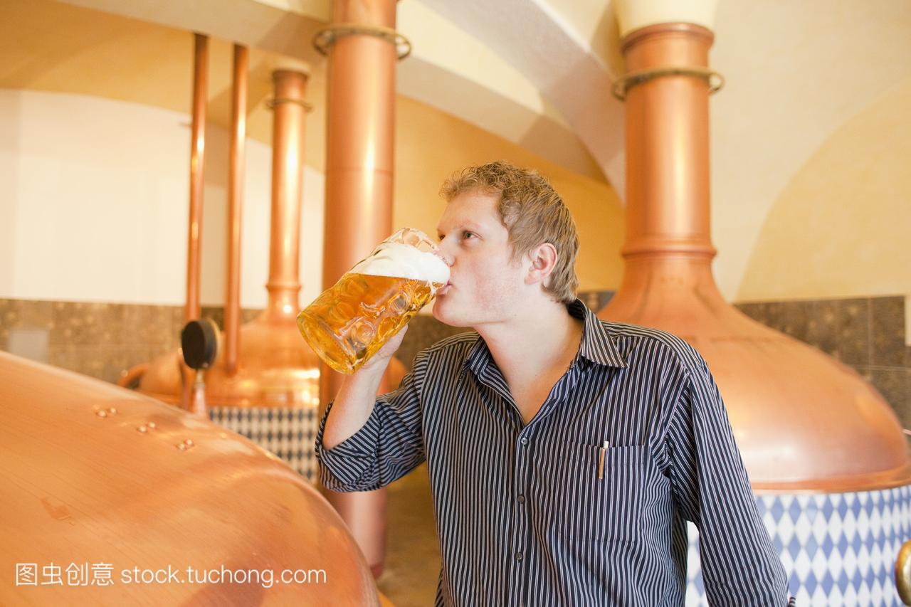 啤酒酿造者在德国巴伐利亚州特拉恩斯坦啤酒厂