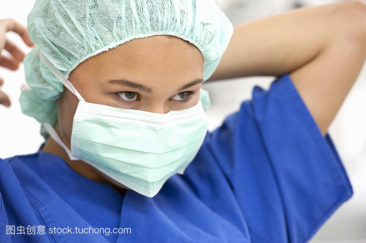 十几岁的女孩在手术室里戴上外科口罩