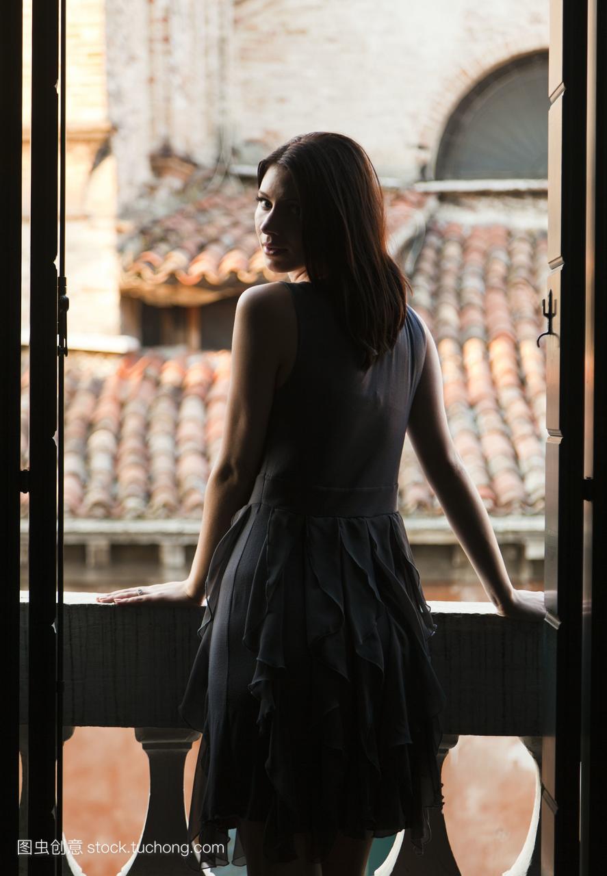 意大利,威尼斯,站在阳台门上的年轻女子