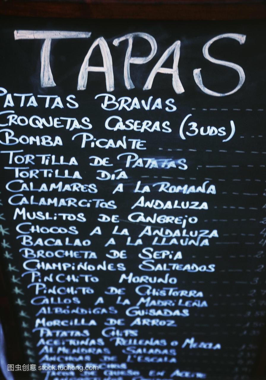 在酒吧的黑板上的tapas菜单