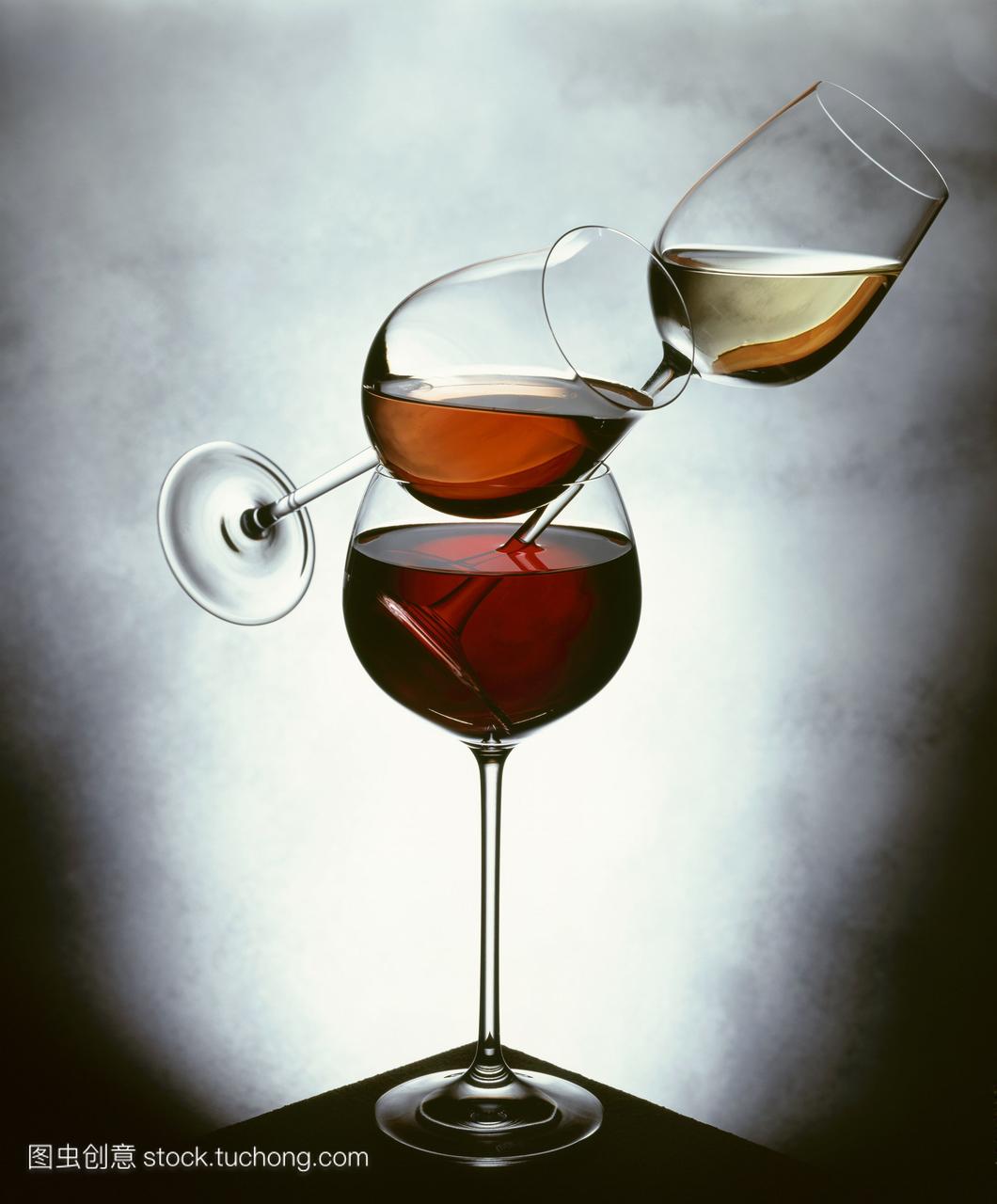 静物与白葡萄酒ros?葡萄酒和红酒的眼镜