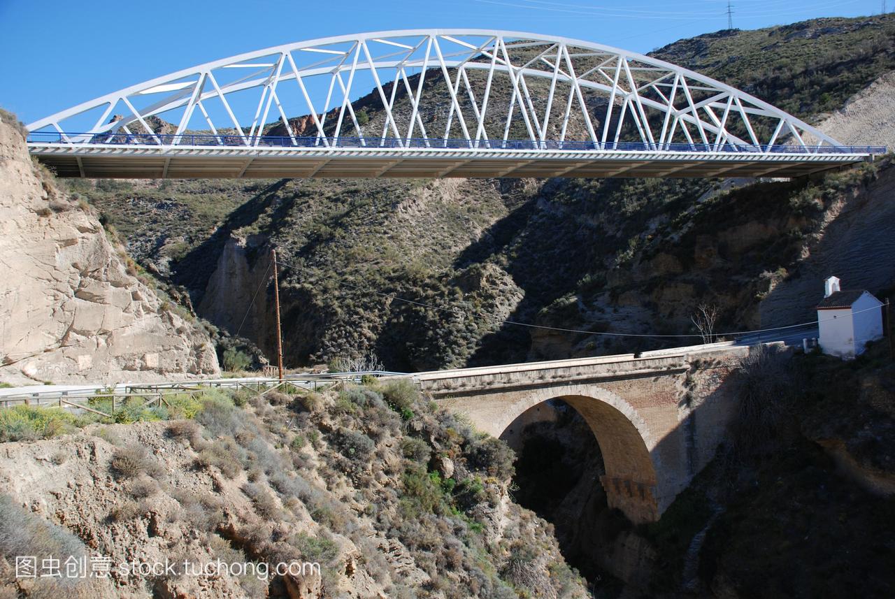 在alpujarras新旧桥梁格拉纳达西班牙安达卢西