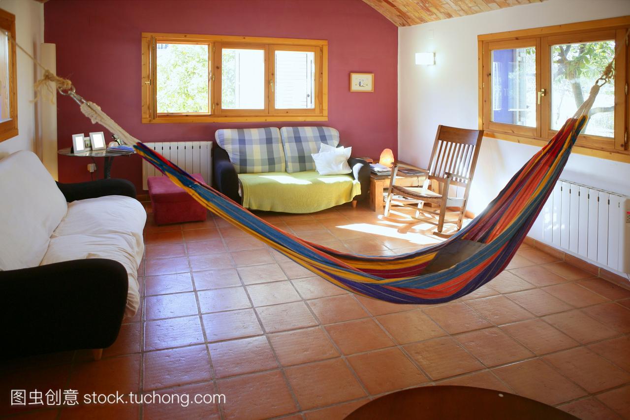 漂亮的客厅与丰富多彩的墨西哥吊床挂在西班牙