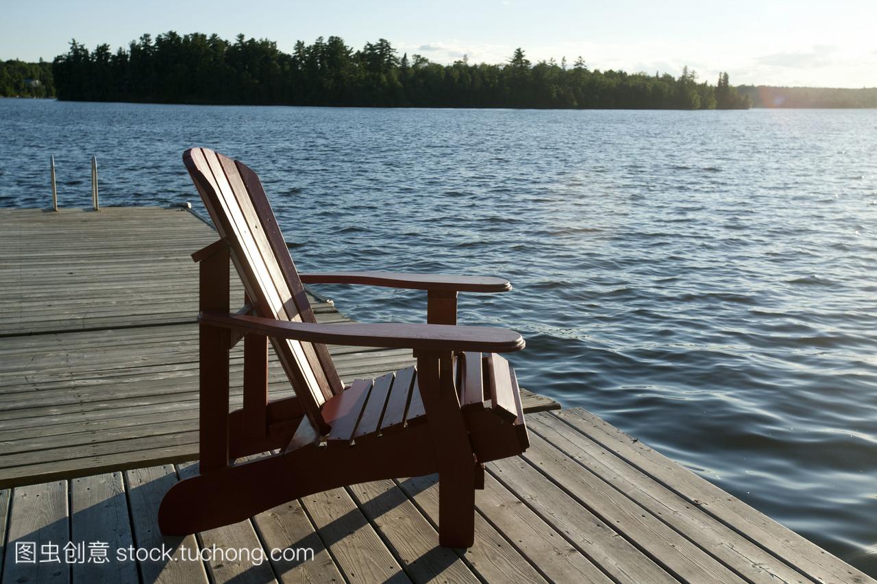 马斯科卡椅在码头上,俯瞰着安大略湖森林湖