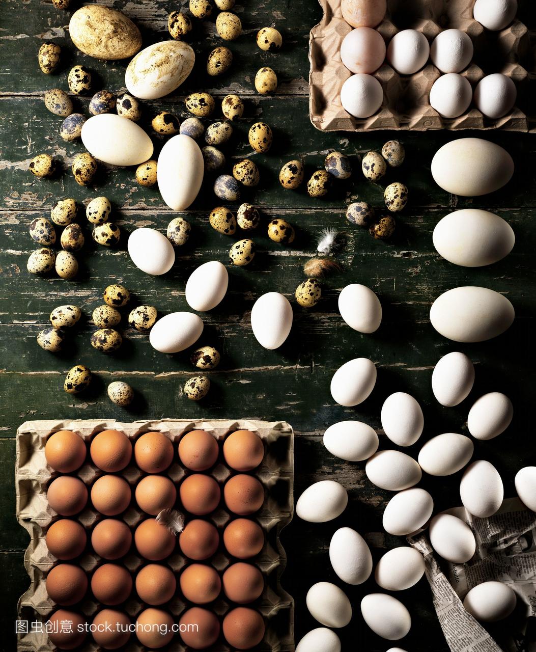 在木板上有各种各样的蛋