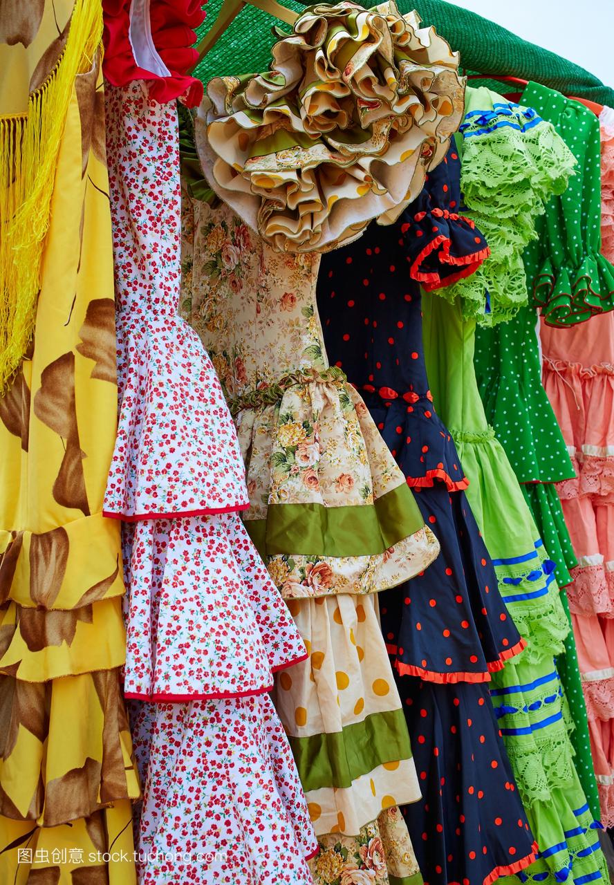 安达卢西亚吉普赛人在西班牙露天市场的一排服