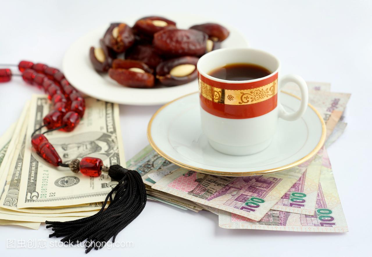 咖啡,在卡塔尔的阿拉伯货币和美元上,塞满了杏