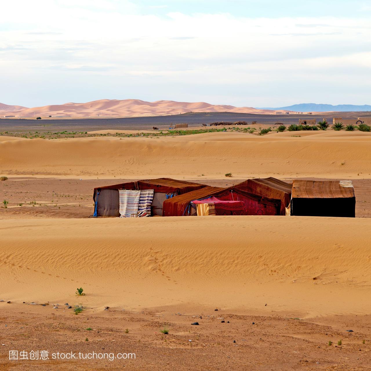 在摩洛哥撒哈拉沙漠的帐篷和石头石头的天空