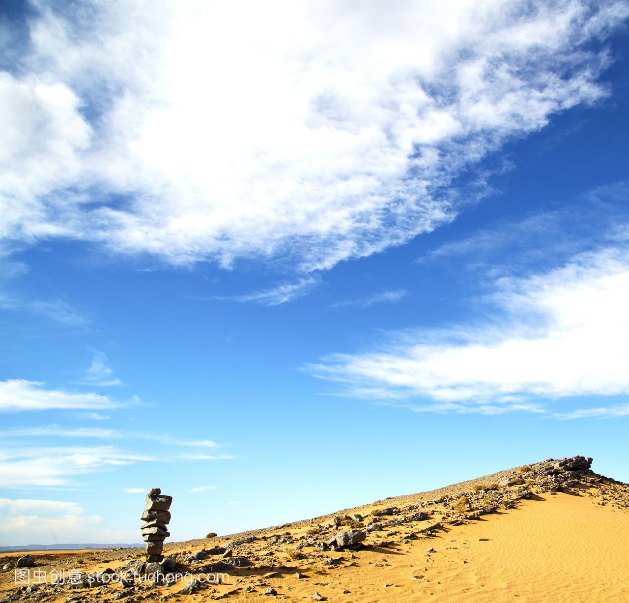 古老的化石摩洛哥撒哈拉沙漠的石头和岩石的天
