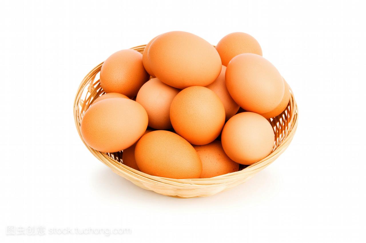 白色的篮子里有棕色的鸡蛋
