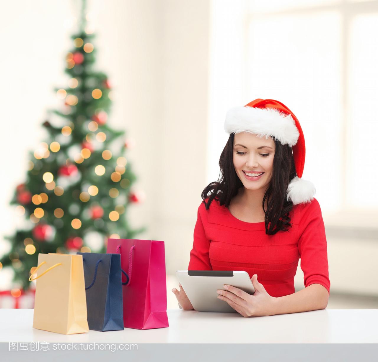 圣诞节,x-mas,网上购物概念-微笑的女人在圣诞