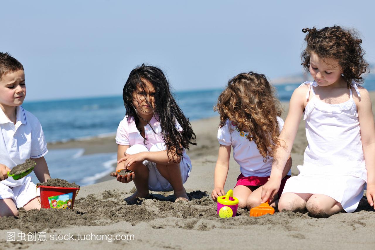 快乐的孩子们在沙滩上玩游戏和玩游戏