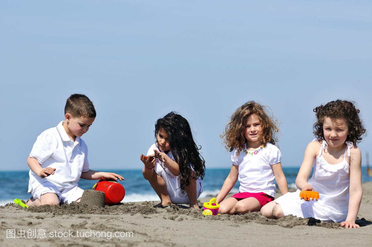 快乐的孩子们在沙滩上玩游戏和玩游戏