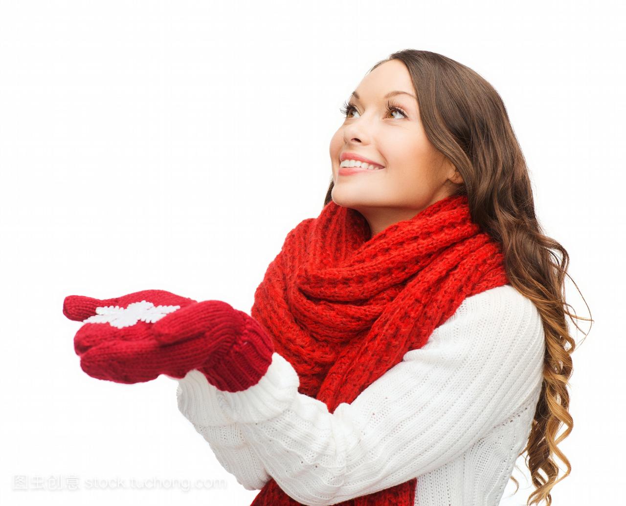 冬天,人们,幸福的概念--女人戴着围巾,戴着大雪
