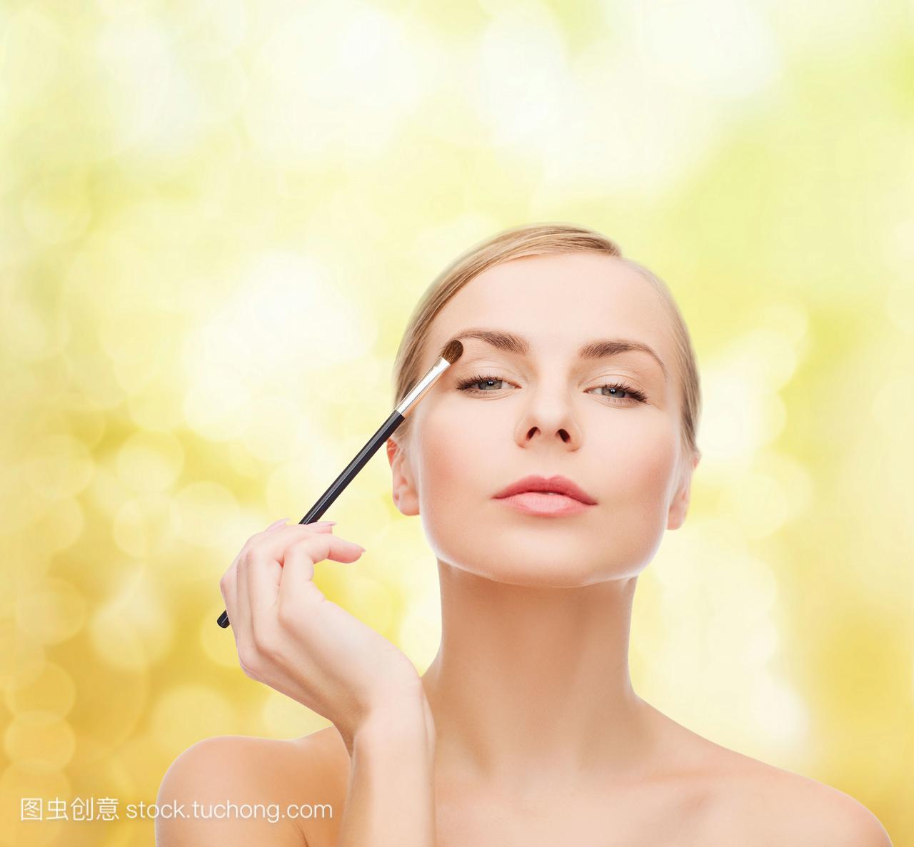 美容护理行业跟踪报告：10月化妆品整体表现平淡限额以上单位化妆品零售额同比+110%