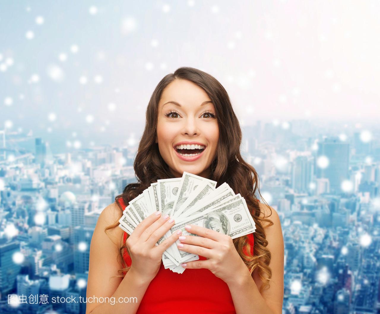 圣诞节销售,银行,胜利和假日概念--微笑的女人