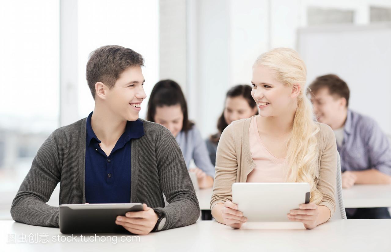 教育,科技和互联网两个微笑的学生看平板电脑