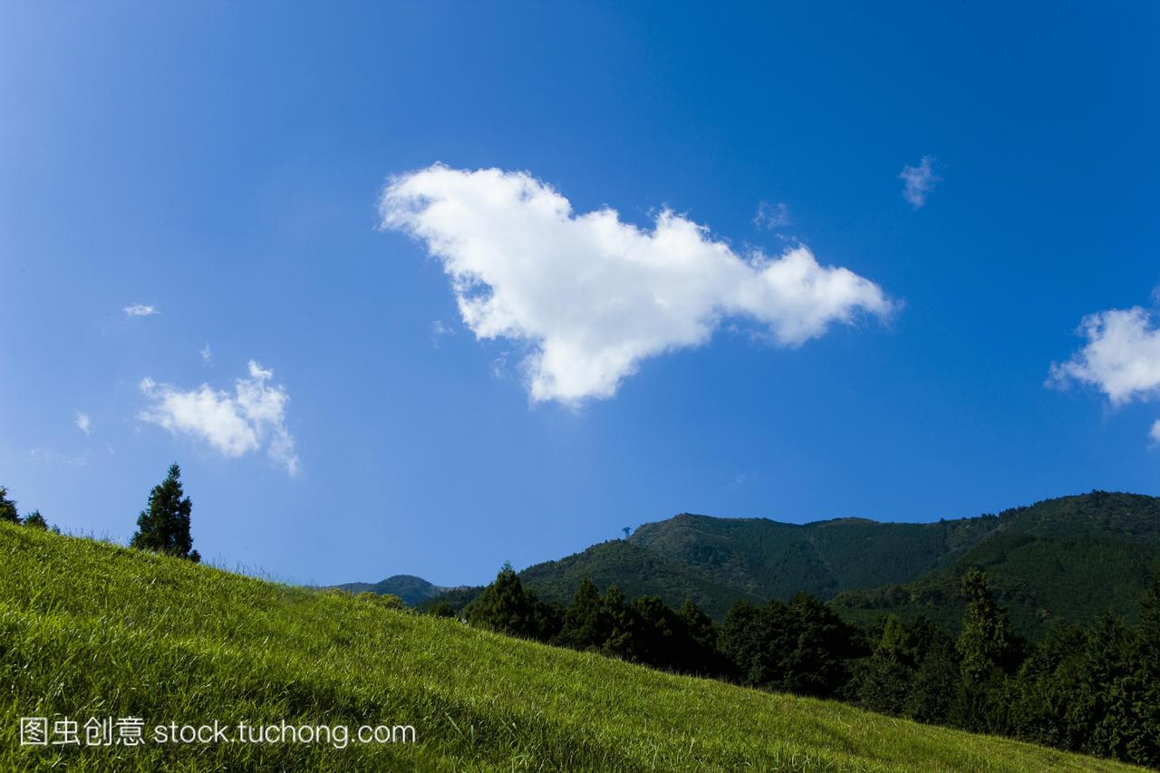 风景优美的山在晴朗的一天。大津志贺县日本
