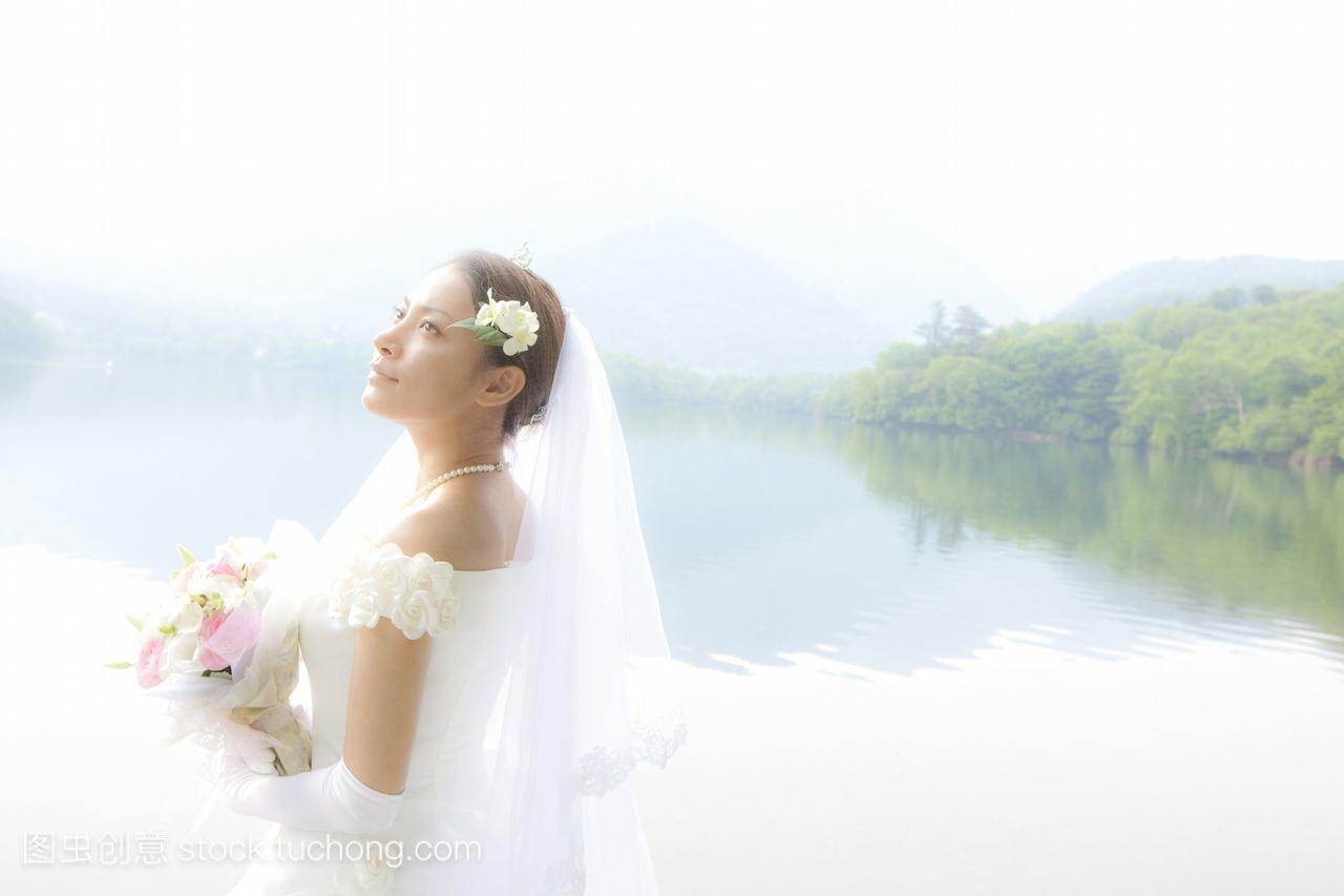 在日本本州的tochigi县湖前的新娘