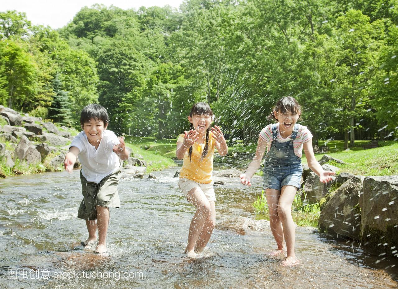 孩子在泼水河札幌的城市日本北海道
