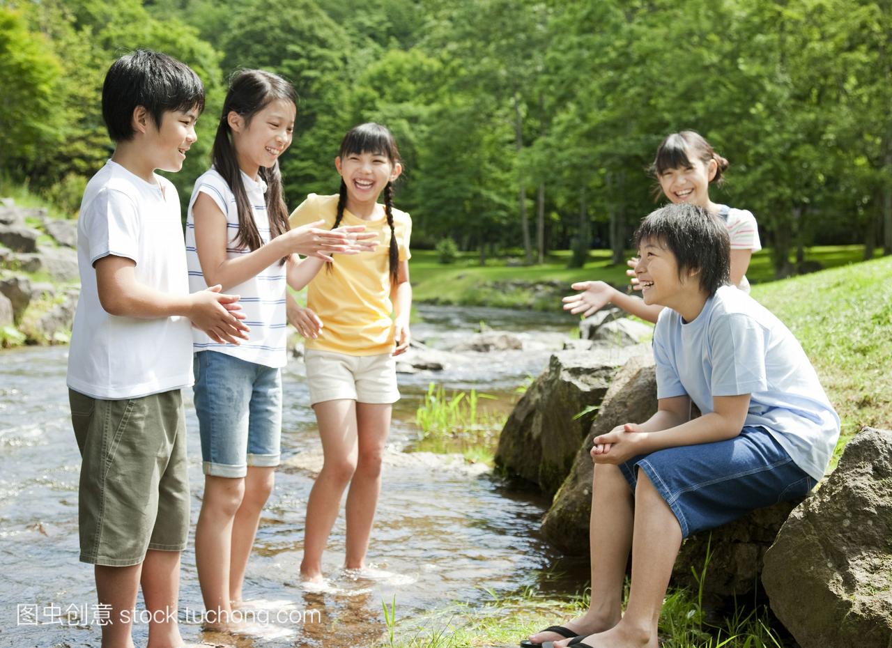 在日本北海道县札幌市,孩子们在聊天