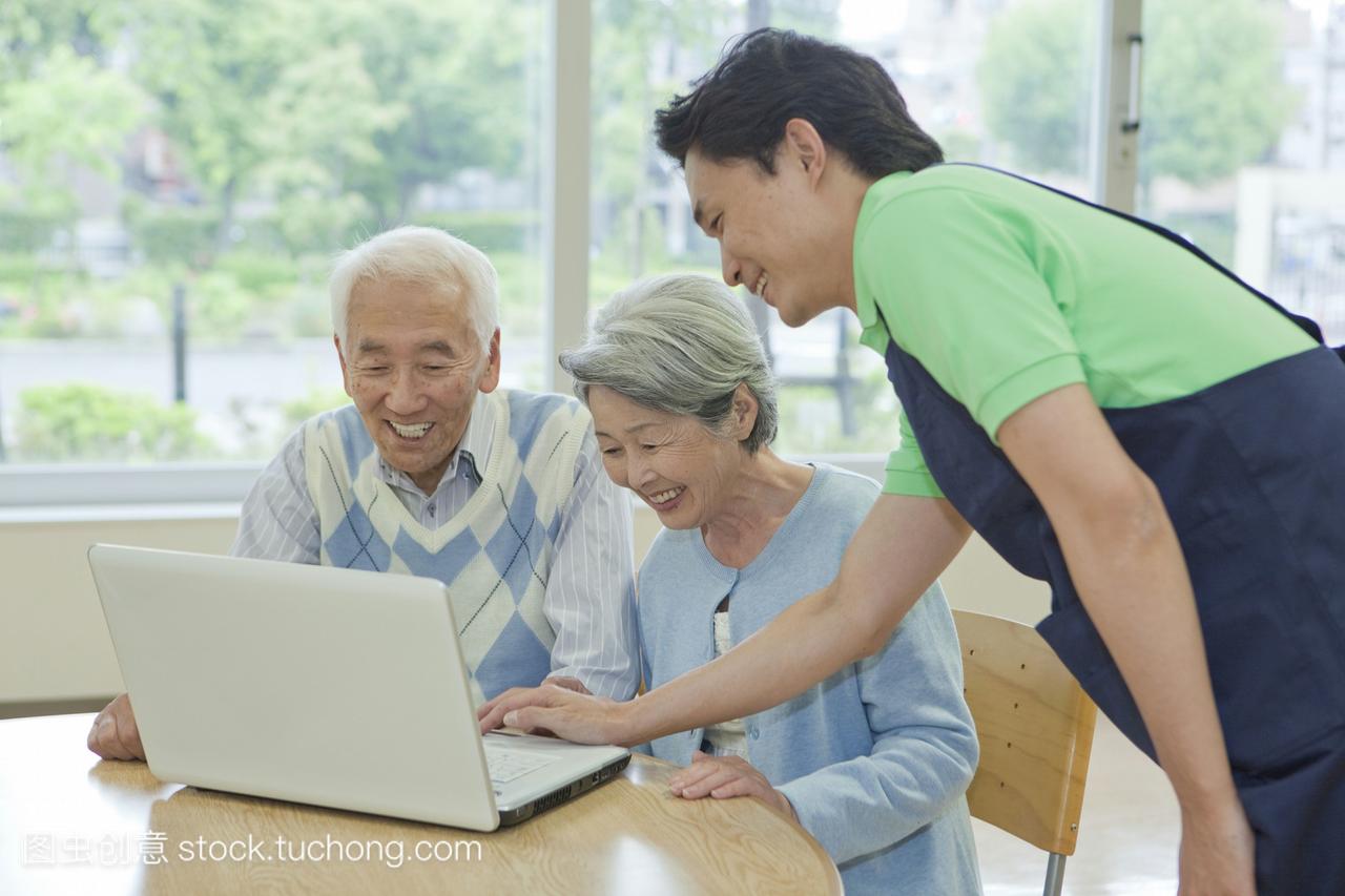 日本本州,神奈川县的老年夫妇和医疗保健工作