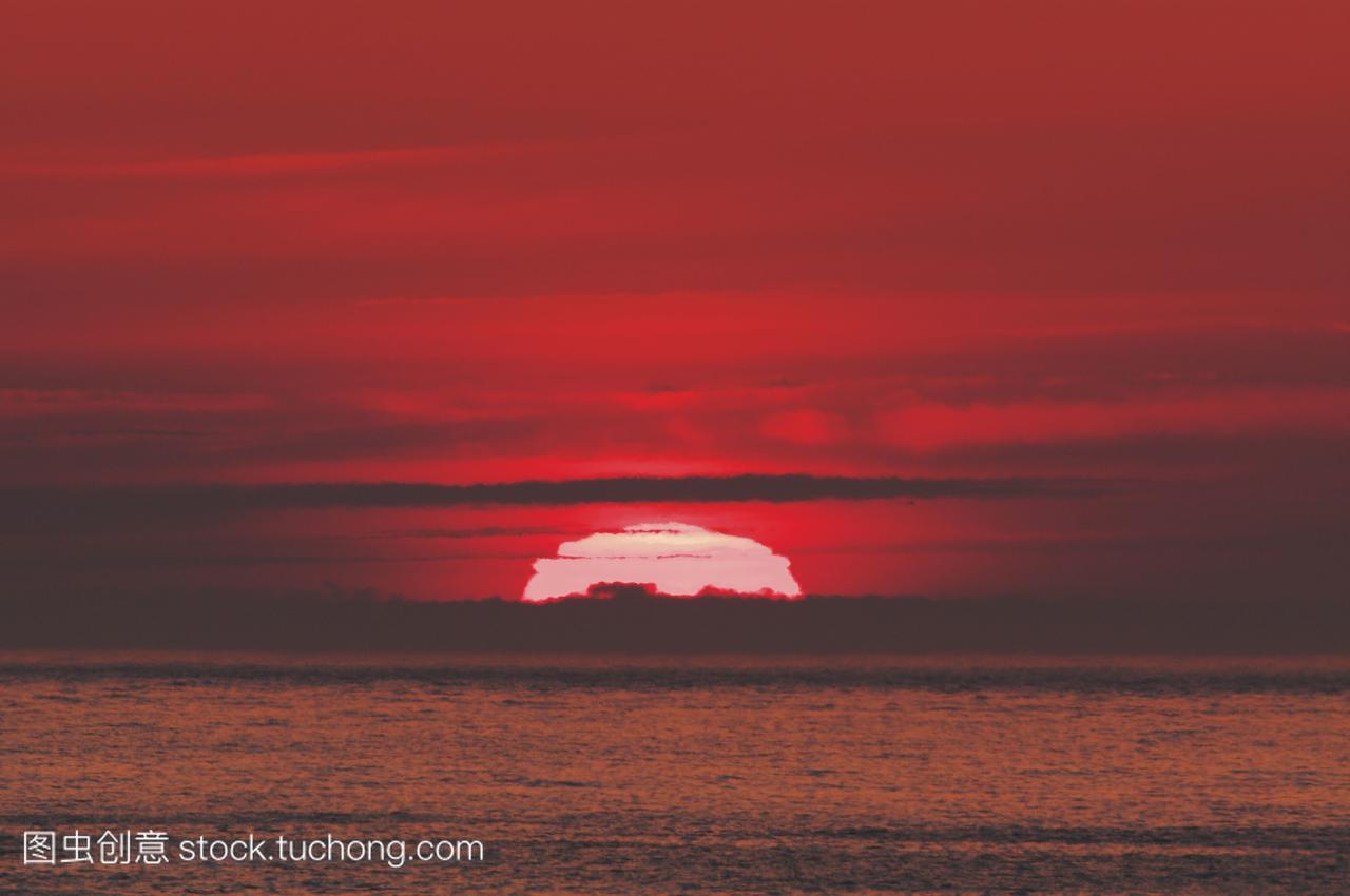 日本北海道地区鄂霍次克海的日出