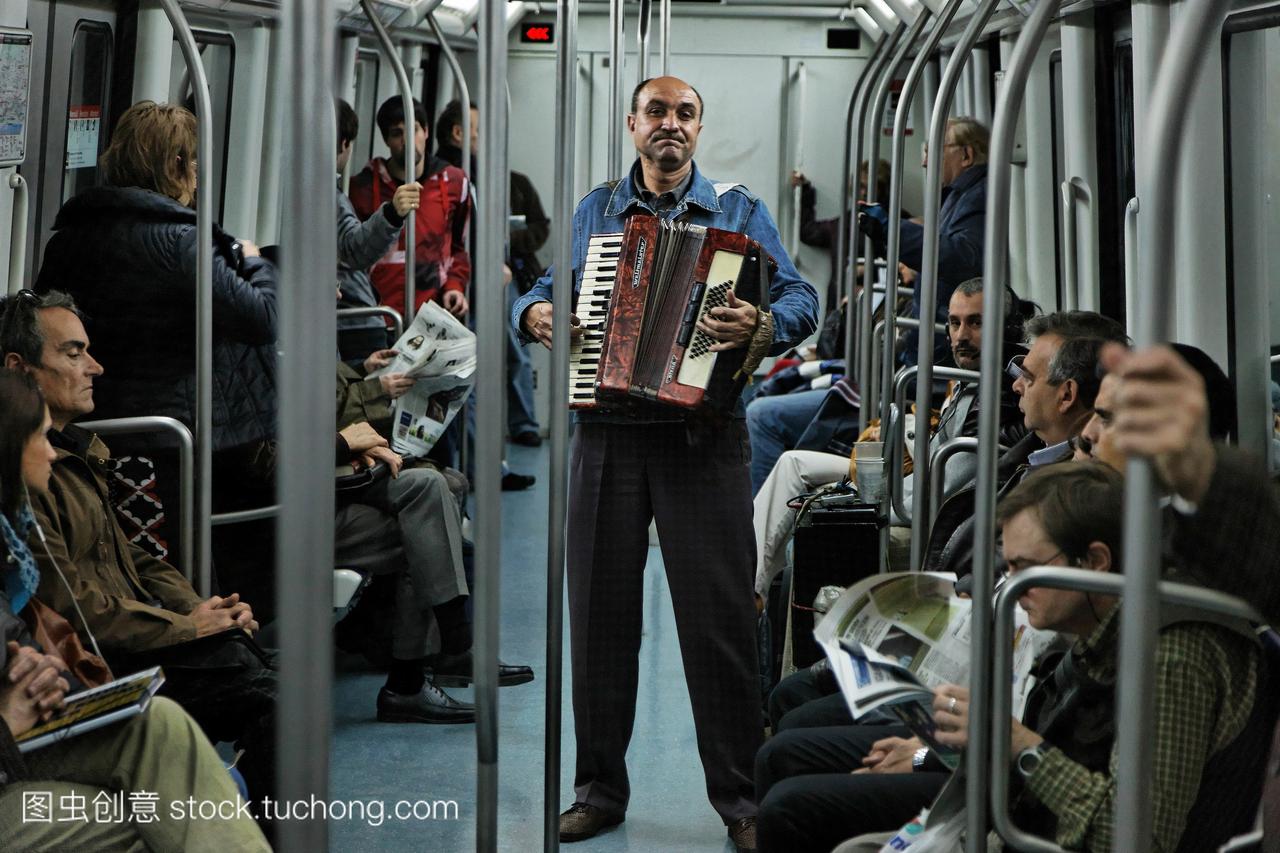 手风琴的巴塞罗那地铁。