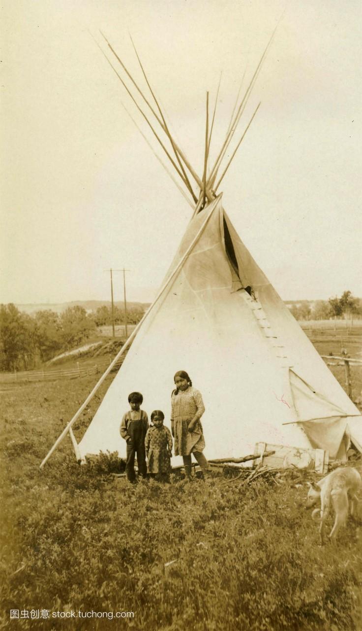 美国原住民印地安人的三个孩子旁边的帐篷加拿大