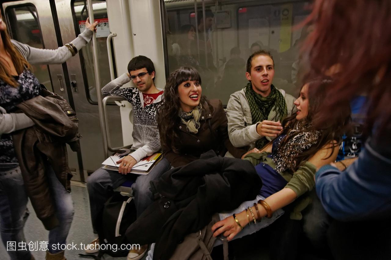 年轻的上班族在巴塞罗那地铁。