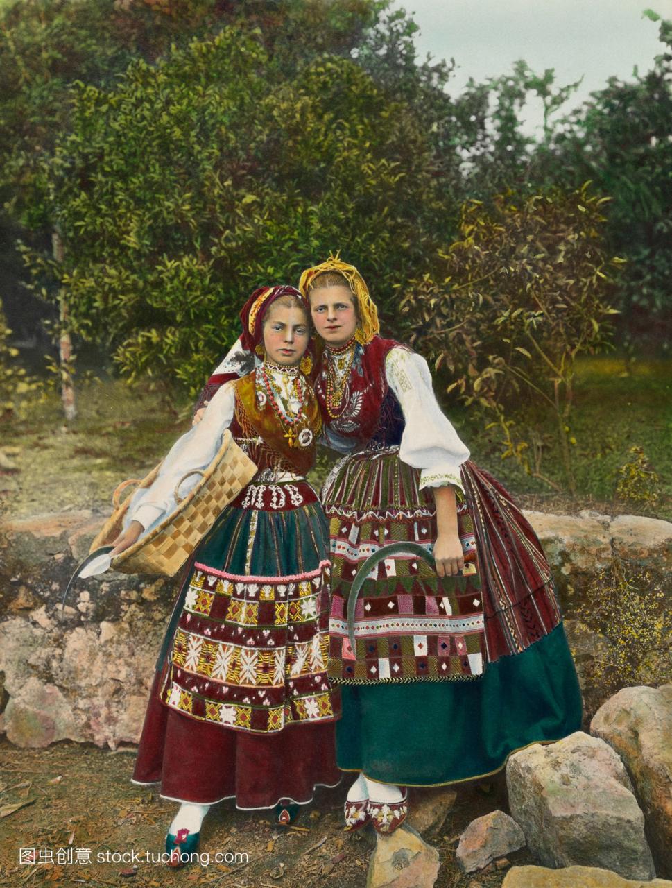 两名葡萄牙妇女穿着土著服装的非正式画像。