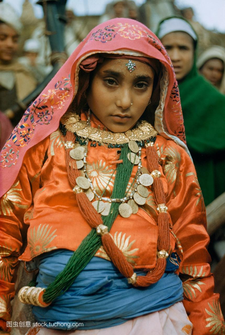年轻的尼泊尔新娘穿着丝绸和珠宝的画像。