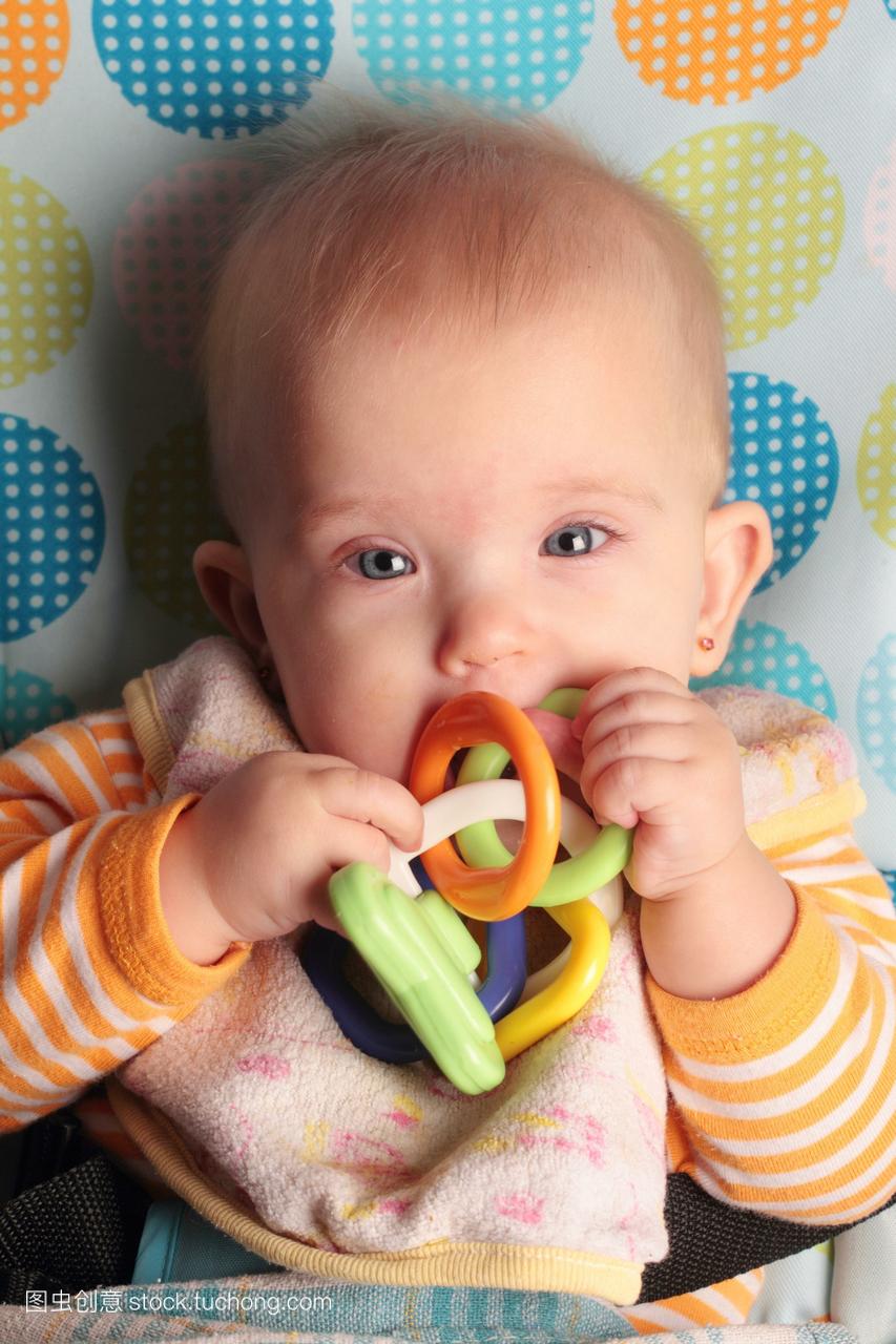 一个8个月大的婴儿的女孩玩的画像和装腔作势