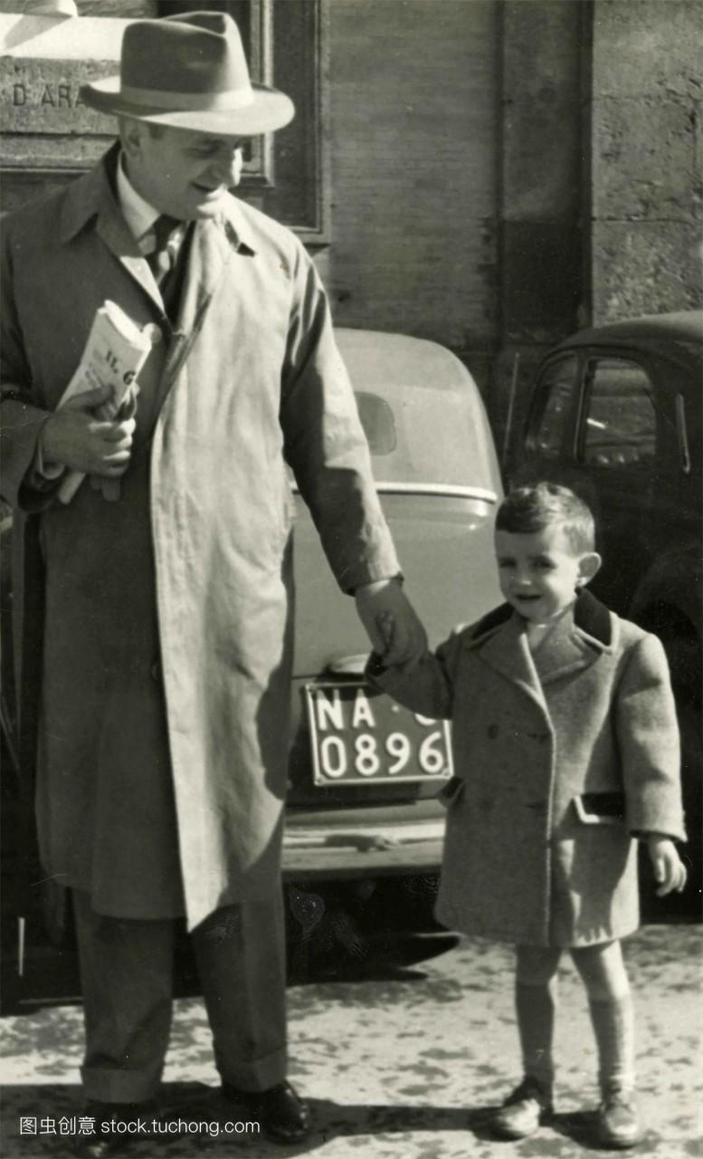 父亲和儿子在那不勒斯的汽车牌照旁边