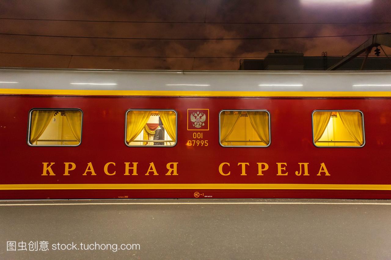 一辆高档车在夜间开往莫斯科的圣彼得堡火车站