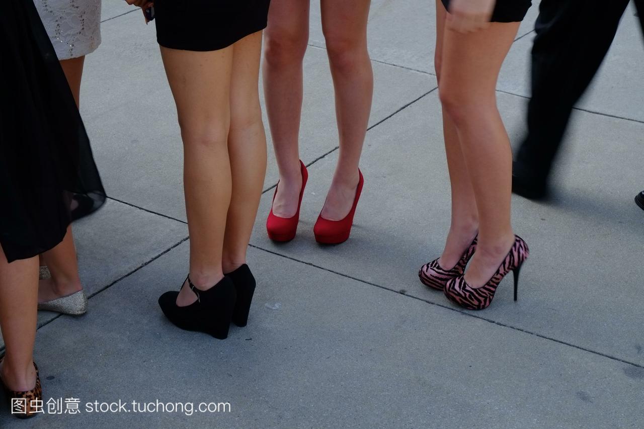 穿着短裙和高跟鞋的年轻女性等着在千禧公园拍