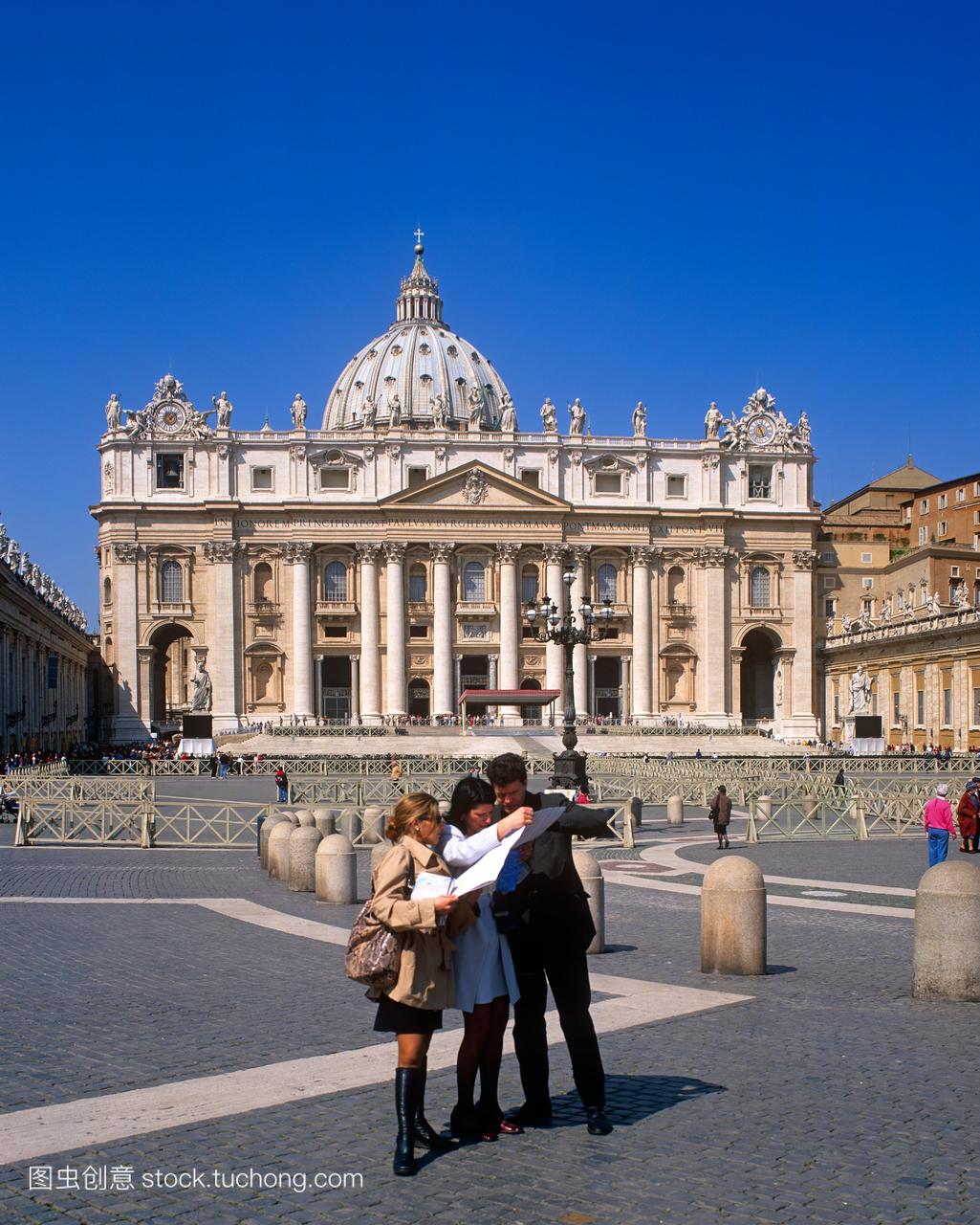游客在圣彼得广场教堂是在后台梵蒂冈罗马意大利