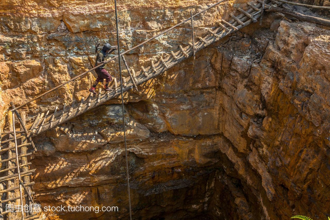 一个煤矿工人爬上摇摇晃晃的梯子到天亮。