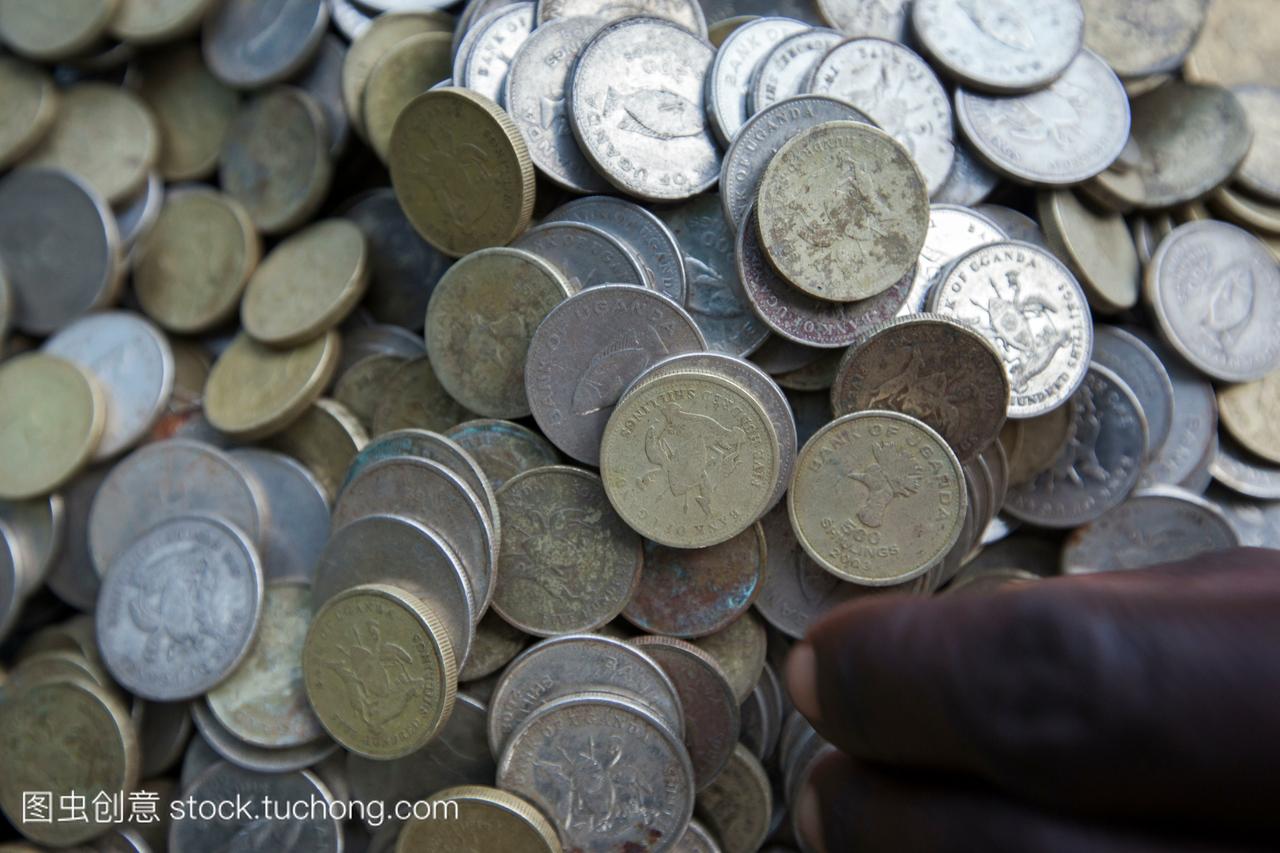 妇女组织的女性成员数硬币收集通过小额贷款支