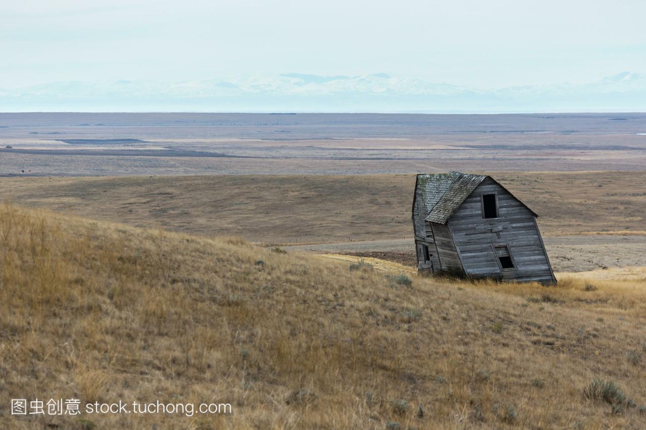 在加拿大和美国边境上的废弃农舍。