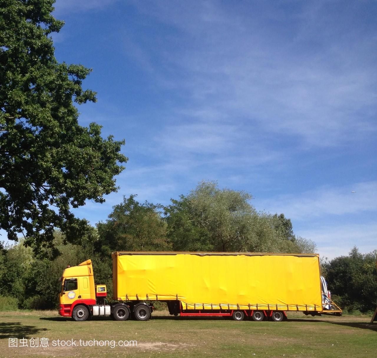 英国英格兰伦敦黄色的卡车货车在农村地区
